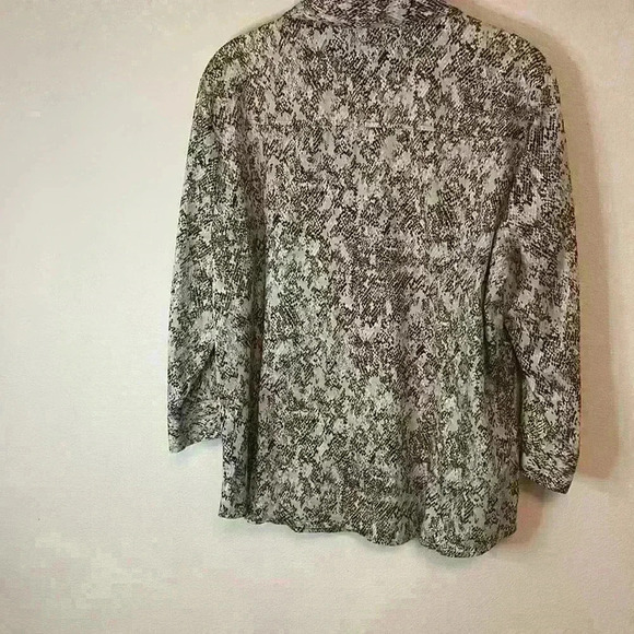 Dana Buchman Python print long sleeve button up shirt size XL. - Picture 4 of 5